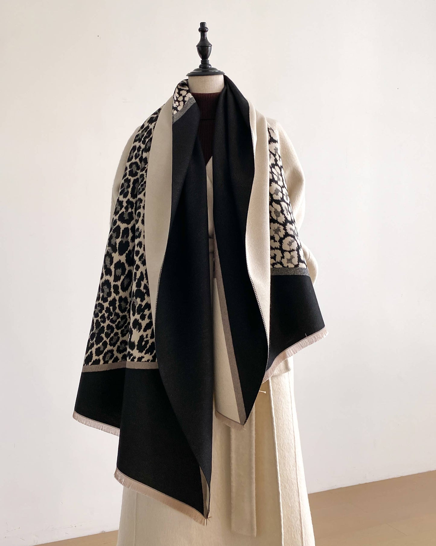 Cream / Black Angled Cheetah Reversible Wrap